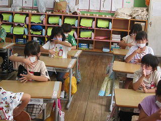 姿勢のグーチョキパーをする子ども達