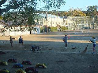 落ち葉を集める６年生