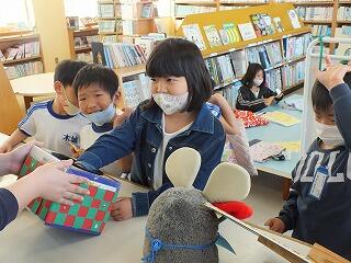 くじをひく子ども達