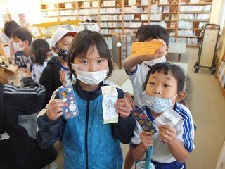 プレゼントを喜ぶ子ども達