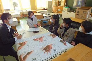 インタビューを受ける保健委員会