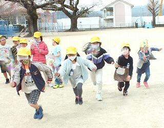 風車を回す子どもたち
