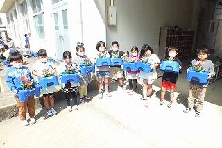 咲いたチューリップを抱える子ども達