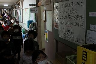 中学校職員室前