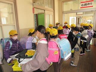 自分の荷物を持って新しいクラスへ移動します。