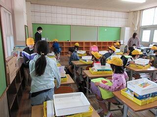 新しい棚に荷物を入れていきます。