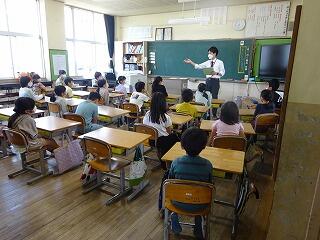 各教室に地区ごとに分かれて登校班の確認をします。