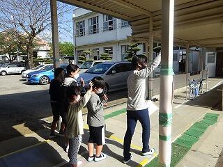 班長の指導で横断歩道の渡り方の練習をします。