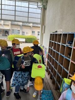 上級生が1年生の靴箱を一緒に探してあげています。