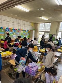 教室では6年生が優しく教えてくれます。