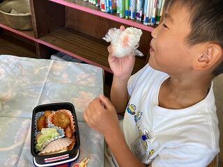 お弁当を食べる子ども１