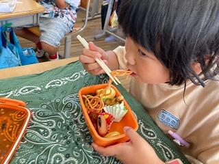 お弁当を食べる子ども２