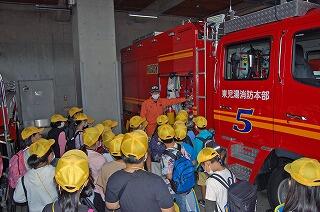 消防車を見学する子どもたち