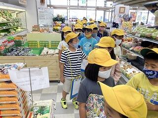 店内を見学する子どもたち