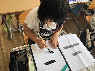 「二」を書く子ども１