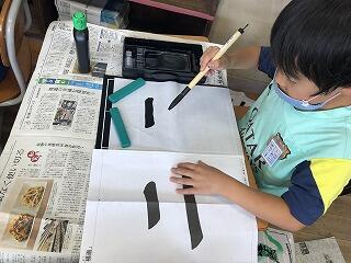 「二」を書く子ども２