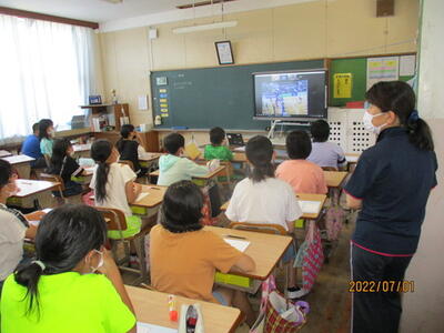 隈さんとオンラインで話をしている様子