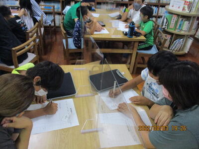 調べている様子