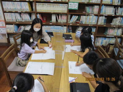 調べている様子