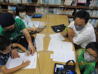 調べている様子