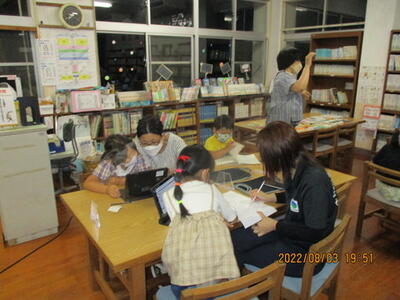 調べている様子