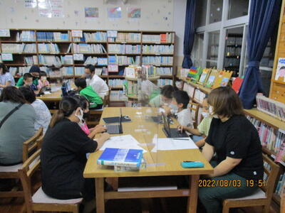 調べている様子