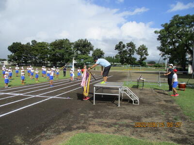 優勝旗をもらう練習