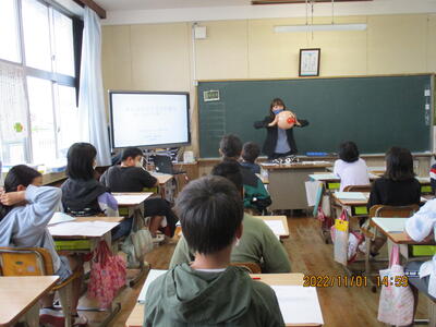 心のストレスについて説明している場面