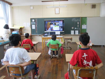 あおぞら学級（校長先生のお話を聞いている様子）