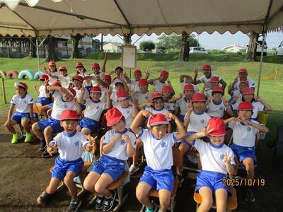 運動会前の緊張をほぐす子供たち