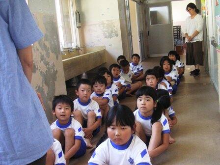 廊下で待つ1年生
