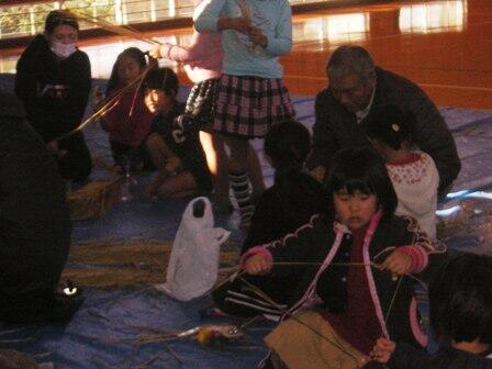 1・2年生のミニしめ縄作り