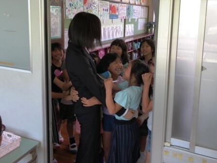 サプライズに喜ぶ3年生