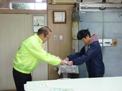 賞状をもらう児童