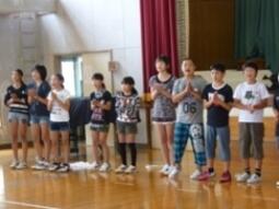 身振りを添えて大きな声で