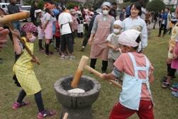 力強いもちつき