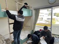 ベッドメイキング中