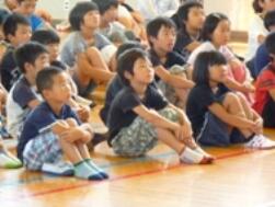 真剣に話を聞く子どもたち