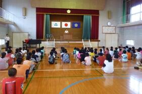 校長先生の話を真剣に聞く児童