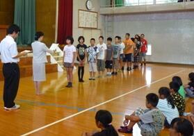 表彰を受ける児童