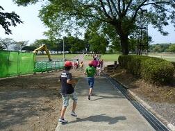 無言で避難する児童