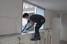 トイレの窓のよごれものがしません