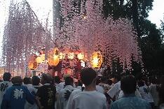 ちょうちんに灯りがともる。