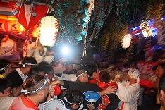 激しいぶつかり合い