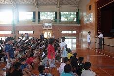 水泳記録会の表彰の伝達