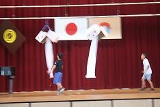 くす玉がなかなか割れずに、盛り上がりました。