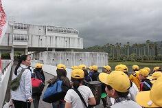 校歌を歌いながら入場