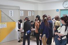 迎えに来た保護者の確認作業のようす