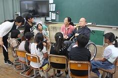 ３年生・聴覚障害者の皆さんとの交流のうようす