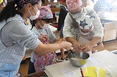 親子お菓子作り教室のようす